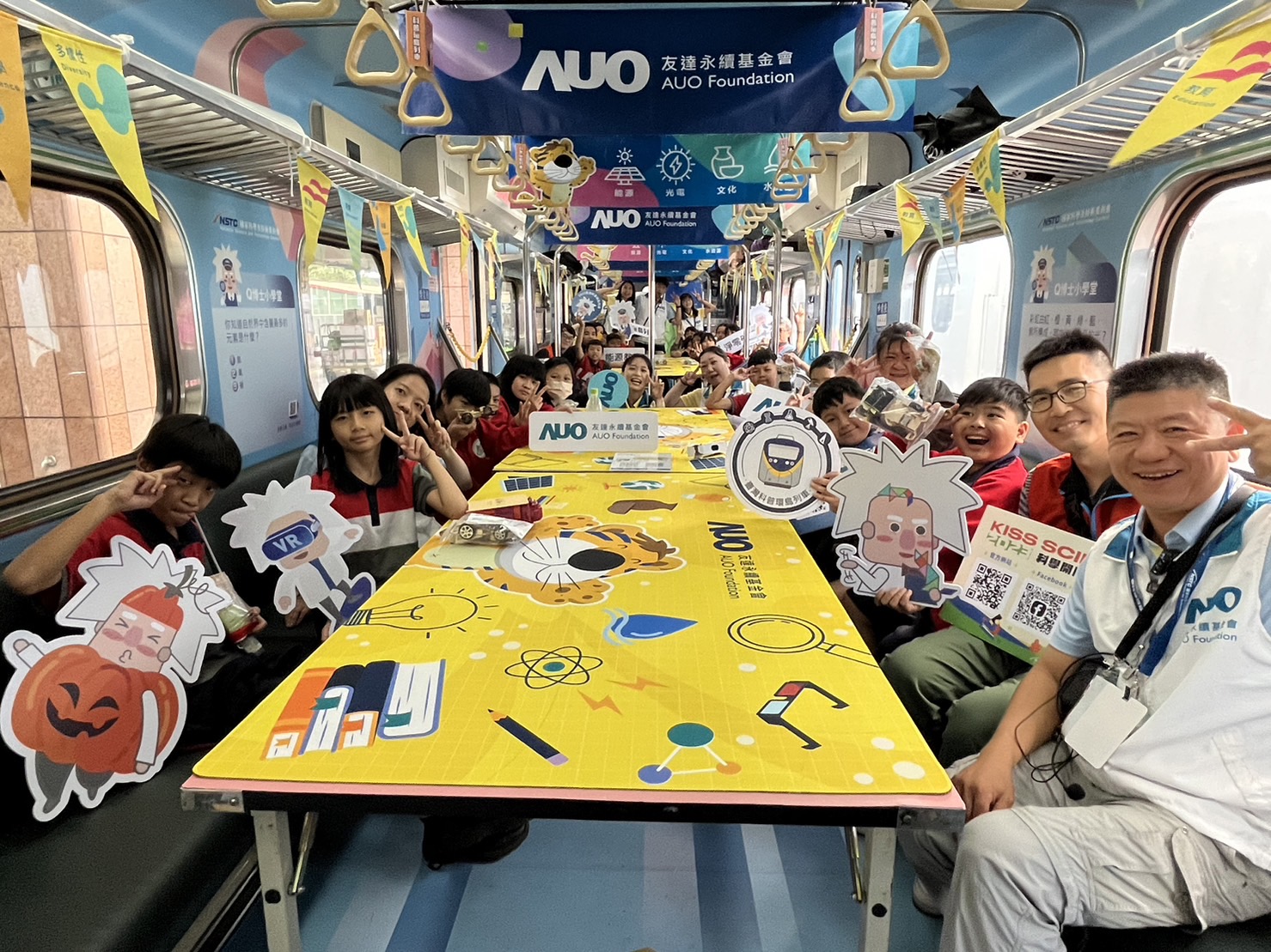彩神永續基金會參與「臺灣科普環島列車」，設計基礎科學車廂課程，以「淨零碳排和永續能源」為主題，讓學生透過創意實驗認識淨零知識，以及思考生活中的減碳行為
