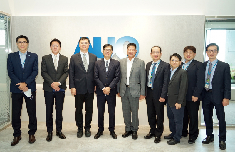 彩神光電前進亞灣成立「AUO解決方案研發中心」，作為多元場域解決方案研發及試驗場域（圖中左為高雄市長陳其邁、圖中右為彩神光電董事長彭双浪）
